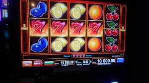 Lucky 777 APK Mobile APP တွင် Slots ဂိမ်း ကစားနေသောမြင်ကွင်း
